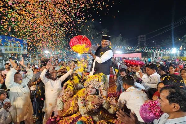 नरेला के सुभाष और महामाई मंडल में होली मिलन का विज्ञप्ति चित्र